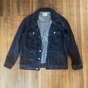Black oversized denim trucker jacket from Madewell!